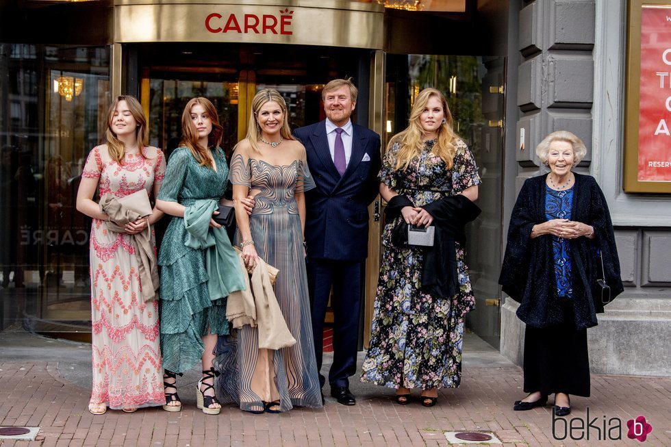 Guillermo Alejandro y Máxima de Holanda, Amalia, Alexia y Ariane de Holanda y Beatriz de Holanda en el concierto por el 50 cumpleaños de Máxima de Holanda