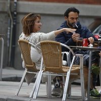 María Patiño y Ricardo Rodríguez Olivares tomando algo en una terraza