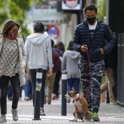 María Patiño y Ricardo Rodríguez Olivares pasean con su perra Beige