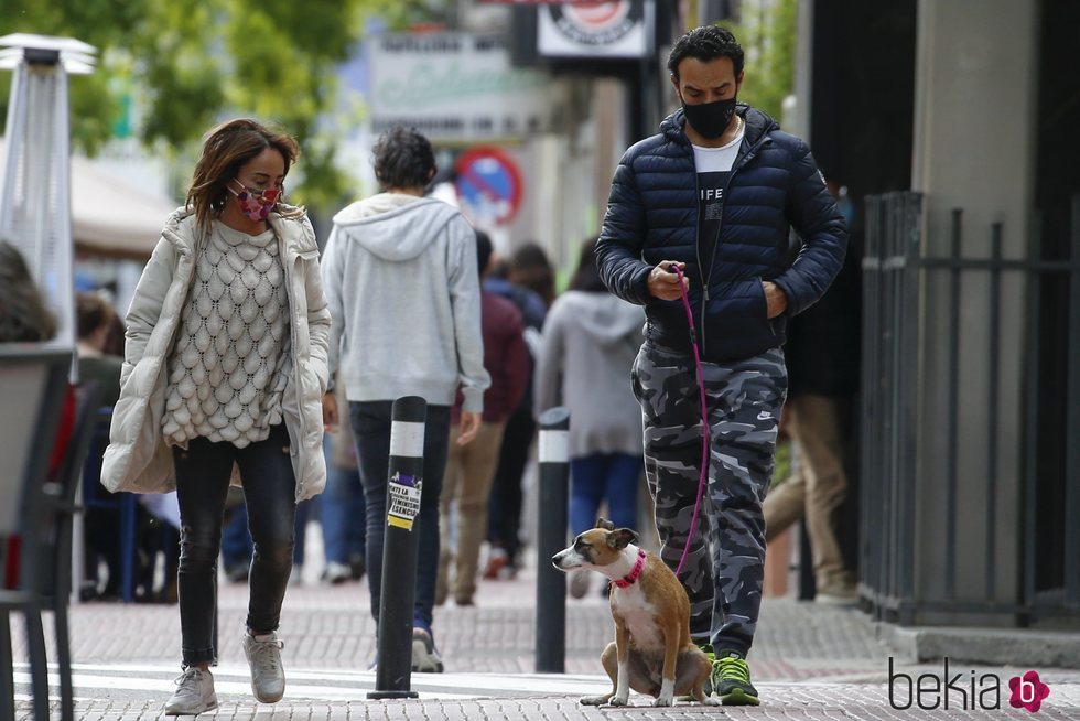 María Patiño y Ricardo Rodríguez Olivares pasean con su perra Beige