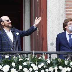 Santiago Segura y el Alcalde de Madrid, José Luis Martínez Almeida, durante el pregón de San Isidro 2021