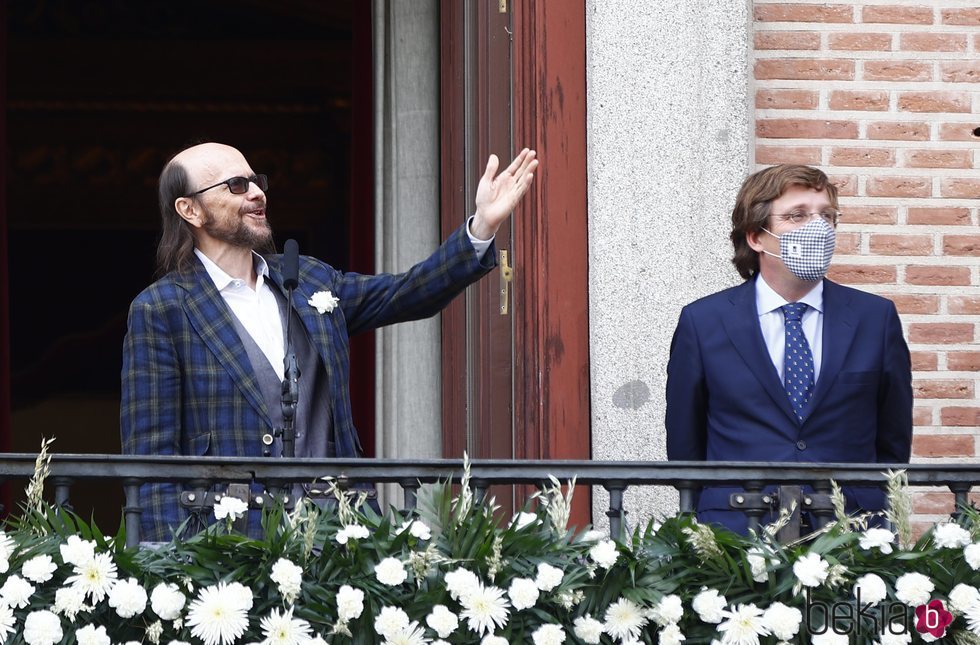 Santiago Segura y el Alcalde de Madrid, José Luis Martínez Almeida, durante el pregón de San Isidro 2021