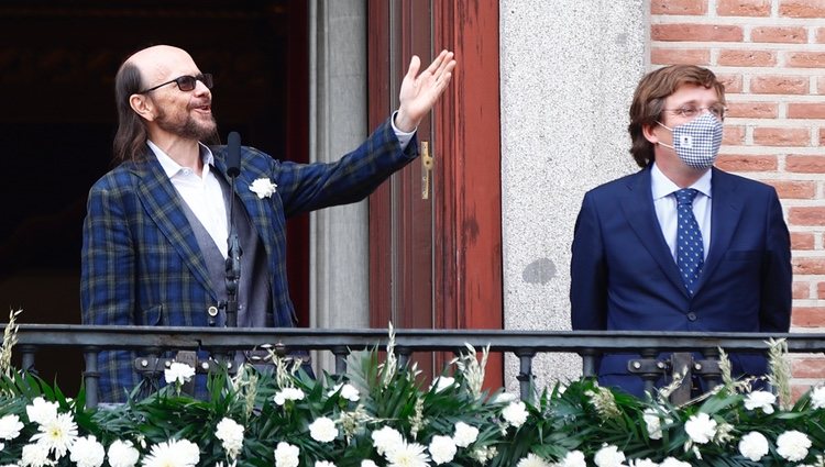 Santiago Segura y el Alcalde de Madrid, José Luis Martínez Almeida, durante el pregón de San Isidro 2021