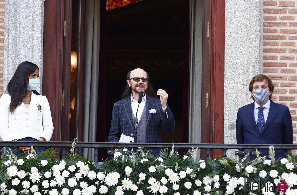 Begoña Villacís, Santiago Segura y José Luis Martínez Almeida en el pregón de San Isidro 2021 en Madrid