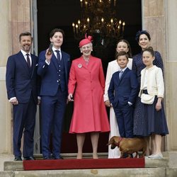 Christian de Dinamarca en su Confirmación junto a Margarita de Dinamarca, Federico y Mary de Dinamarca, Isabel, Vicente y Josefina de Dinamarca