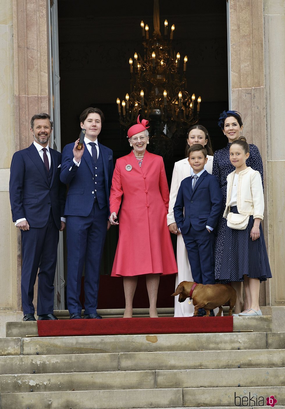 Christian de Dinamarca en su Confirmación junto a Margarita de Dinamarca, Federico y Mary de Dinamarca, Isabel, Vicente y Josefina de Dinamarca