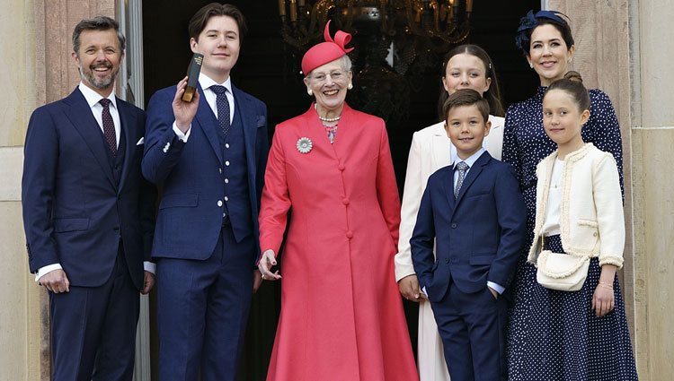 Christian de Dinamarca en su Confirmación junto a Margarita de Dinamarca, Federico y Mary de Dinamarca, Isabel, Vicente y Josefina de Dinamarca