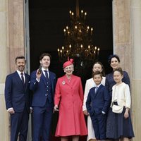 Christian de Dinamarca en su Confirmación junto a Margarita de Dinamarca, Federico y Mary de Dinamarca, Isabel, Vicente y Josefina de Dinamarca