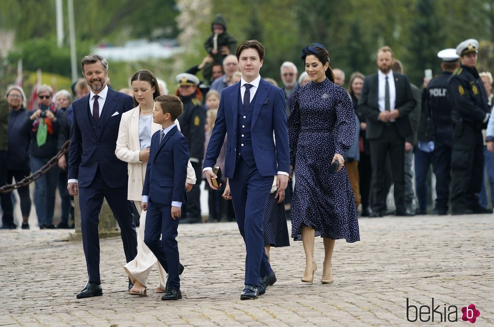 Christian de Dinamarca en su Confirmación con sus padres y hermanos