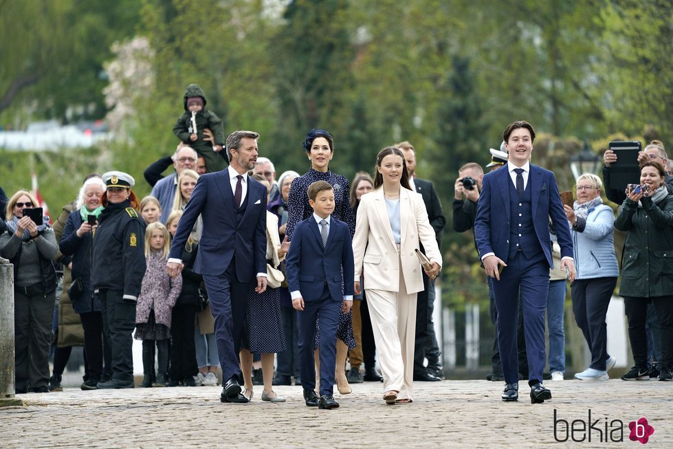 Federico y Mary de Dinamarca con sus hijos en la Confirmación de Christian de Dinamarca