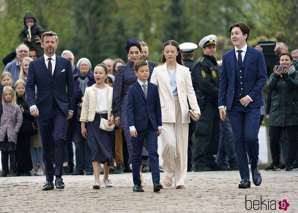 Christian de Dinamarca en su Confirmación con Federico y Mary de Dinamarca e Isabel, Vicente y Josefina de Dinamarca