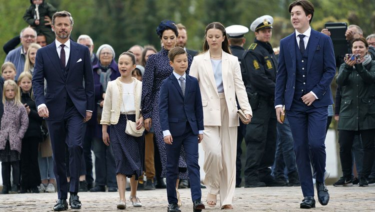 Christian de Dinamarca en su Confirmación con Federico y Mary de Dinamarca e Isabel, Vicente y Josefina de Dinamarca