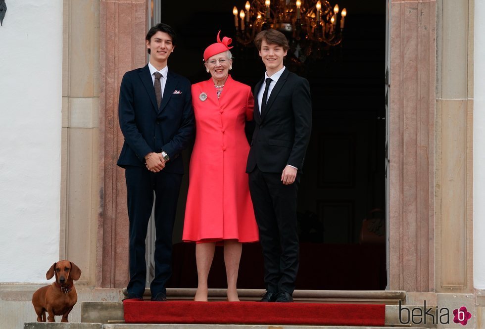 Margarita de Dinamarca con sus nietos Nicolás y Félix de Dinamarca en la Confirmación de Christian de Dinamarca