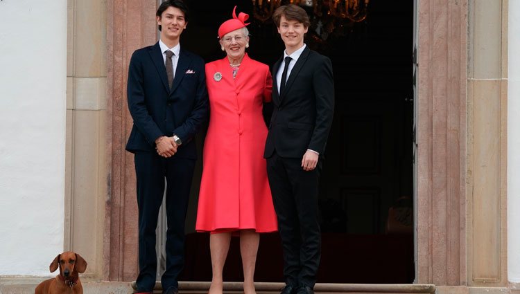 Margarita de Dinamarca con sus nietos Nicolás y Félix de Dinamarca en la Confirmación de Christian de Dinamarca