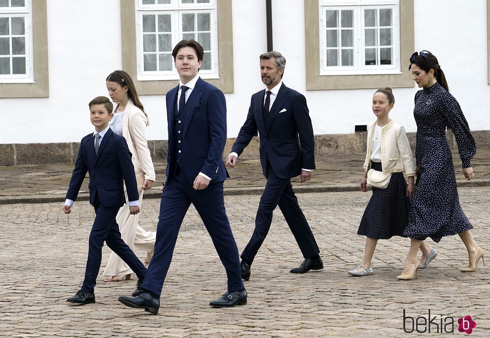 Christian de Dinamarca en su Confirmación con sus padres Federico y Mary de Dinamarca y sus hermanos Isabel, Vicente y Josefina de Dinamarca