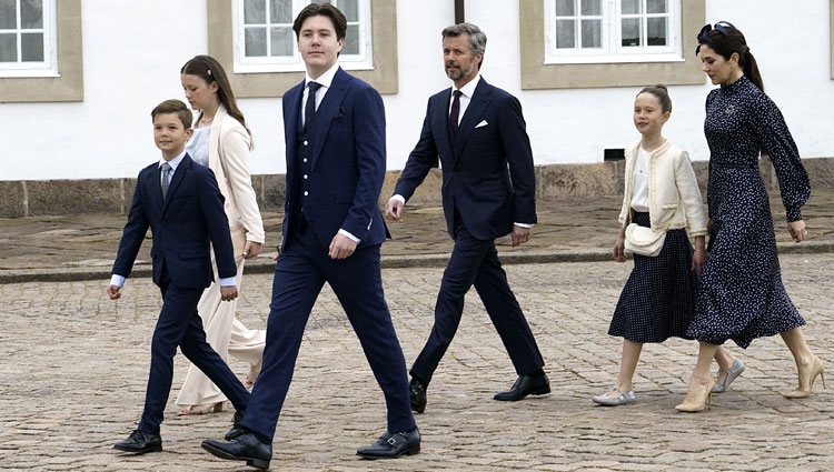 Christian de Dinamarca en su Confirmación con sus padres Federico y Mary de Dinamarca y sus hermanos Isabel, Vicente y Josefina de Dinamarca