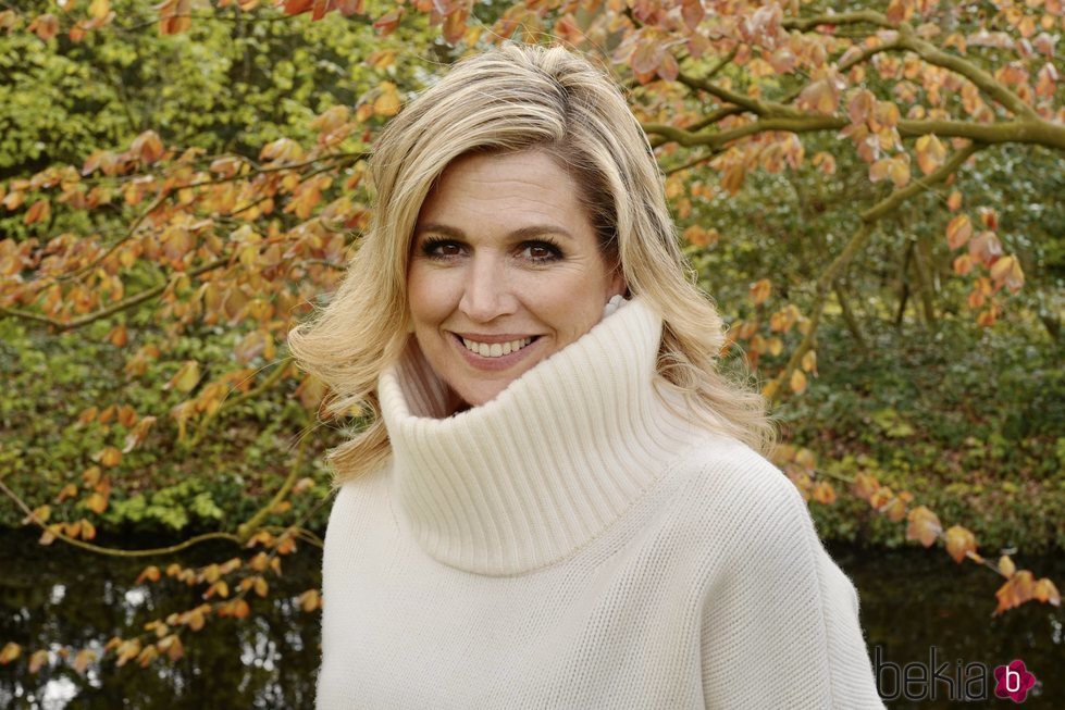 Máxima de Holanda, muy sonriente en un posado por su 50 cumpleaños