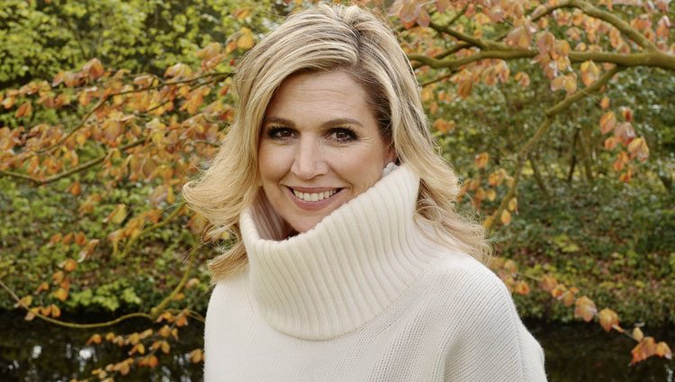 Máxima de Holanda, muy sonriente en un posado por su 50 cumpleaños