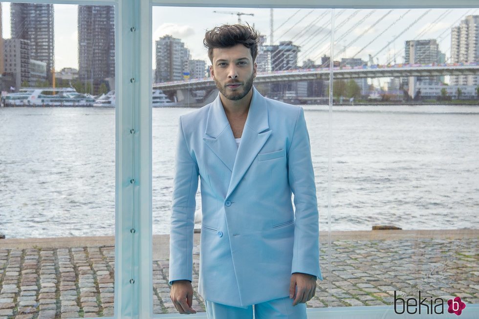 Blas Cantó posa en la 'Alfombra Turquesa' de Eurovisión 2021