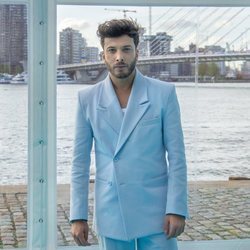 Blas Cantó posa en la 'Alfombra Turquesa' de Eurovisión 2021