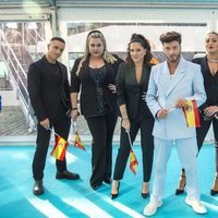 Blas Cantó con sus compañeros en la 'Alfombra Turquesa' de Eurovisión 2021