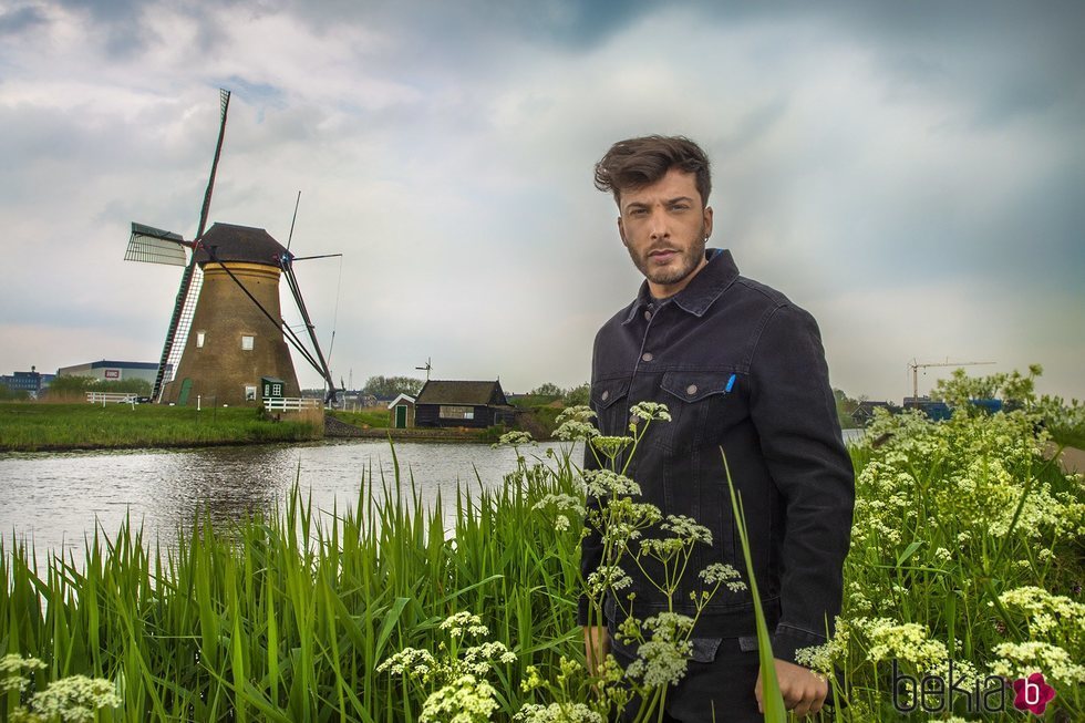 Blas Cantó con los molinos de Rotterdam en Eurovisión 2021