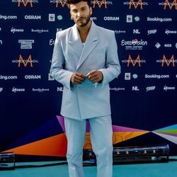 Blas Cantó posando en la alfombra 'turquesa' de Eurovisión 2021