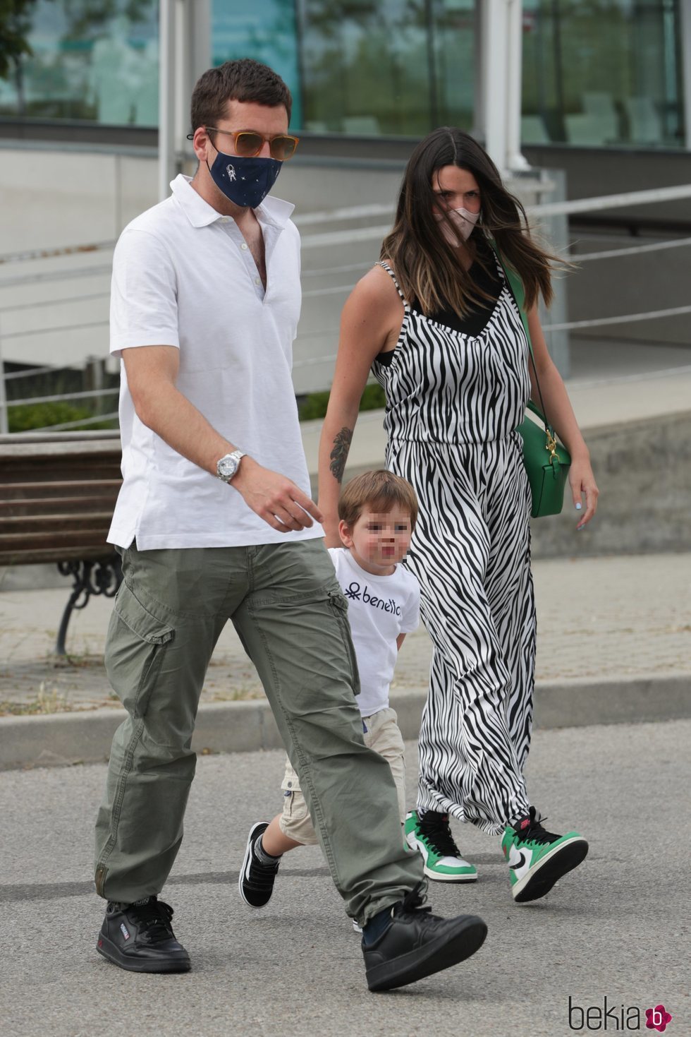 Benji Aparicio, Laura Matamoros y su hijo Matías a la salida de un restaurante en Madrid