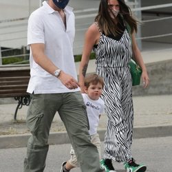 Benji Aparicio, Laura Matamoros y su hijo Matías a la salida de un restaurante en Madrid