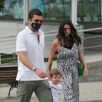 Benji Aparicio, Laura Matamoros y su hijo Matías a la salida de un restaurante en Madrid