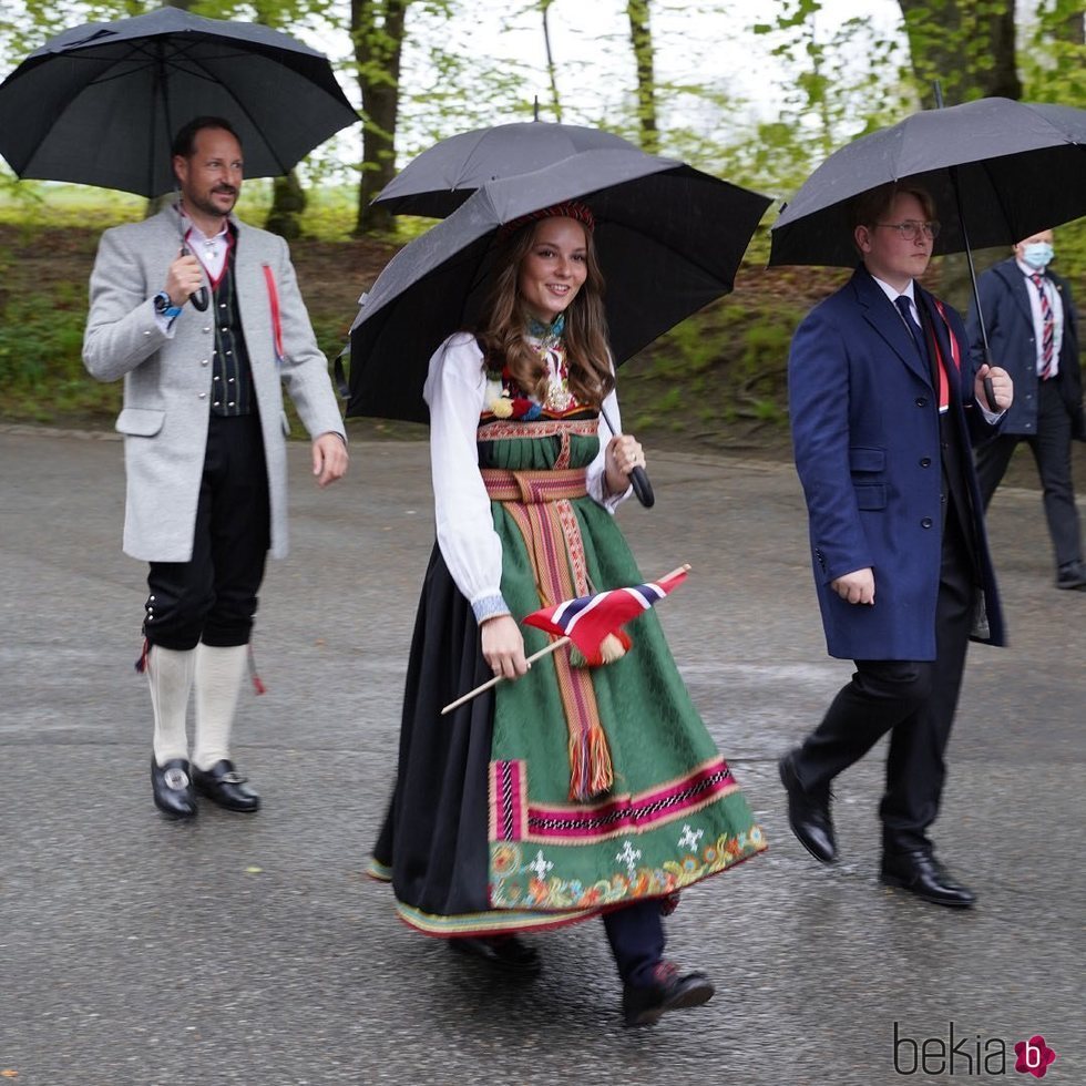 El Príncipe Haakon de Noruega con sus hijos Ingrid y Sverre Magnus en el Día Nacional 2021