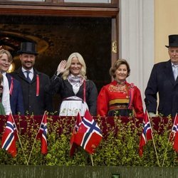 Harald y Sonia de Noruega, Haakon y Mette-Marit de Noruega, Ingrid Alexandra y Sverre Magnus de Noruega en el Dia Nacional de Noruega 2021