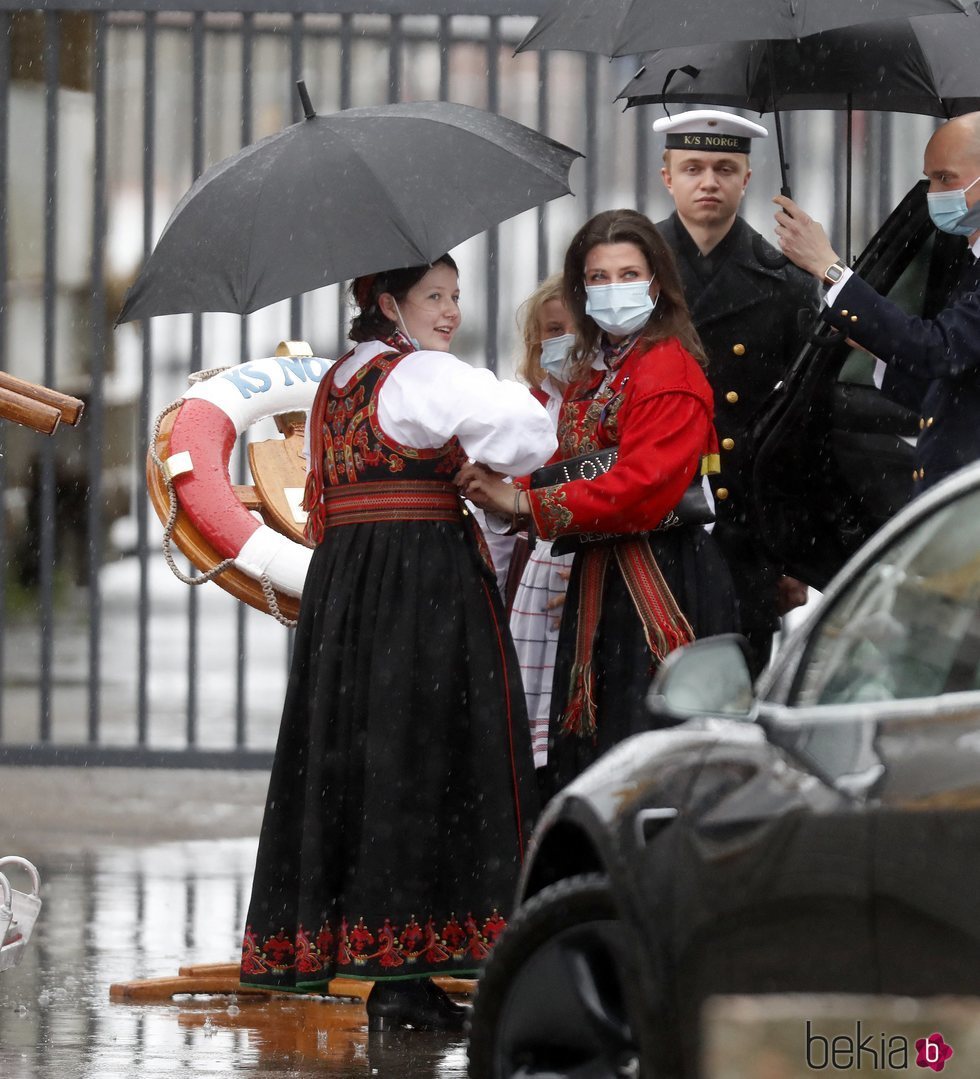 Marta Luisa de Noruega y sus hijas Maud Angelica y Emma Tallulah Behn en el Día Nacional de Noruega 2021