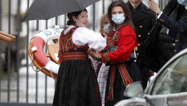 Marta Luisa de Noruega y sus hijas Maud Angelica y Emma Tallulah Behn en el Día Nacional de Noruega 2021