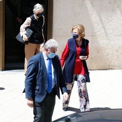 Irene de Grecia sale acompañada de la Reina Sofía tras vacunarse