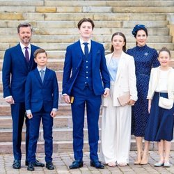 Christian de Dinamarca con sus padres Federico y Mary de Dinamarca y sus hermanos en su Confirmación