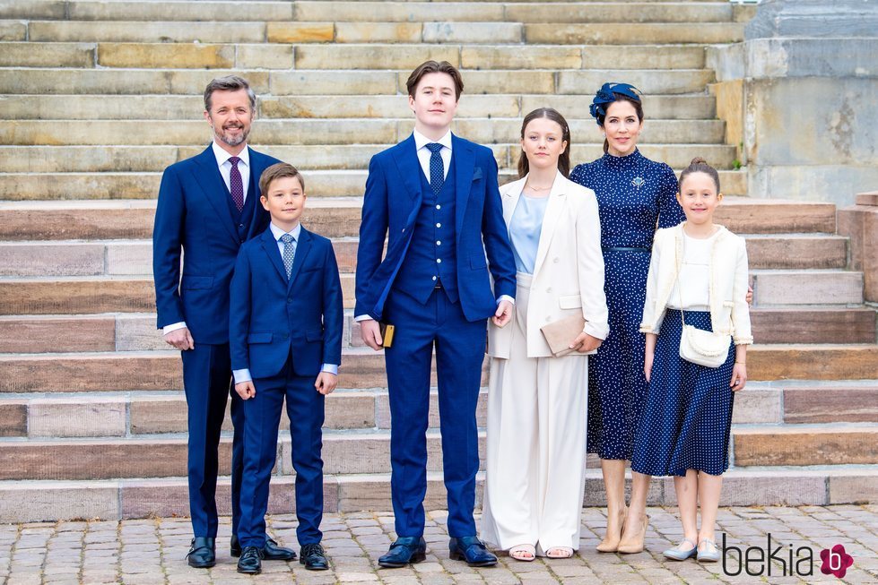 Christian de Dinamarca con sus padres Federico y Mary de Dinamarca y sus hermanos en su Confirmación