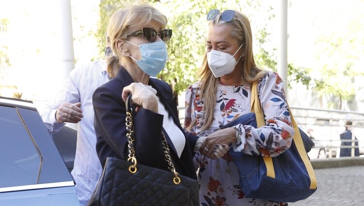 Belén Esteban y Mila Ximénez llegando a una revisión en el hospital