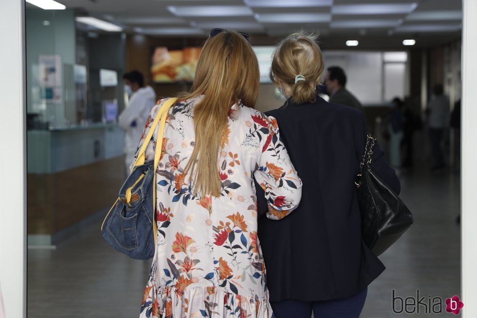 Belén Esteban y Mila Ximénez agarradas del brazo llegando a una revisión