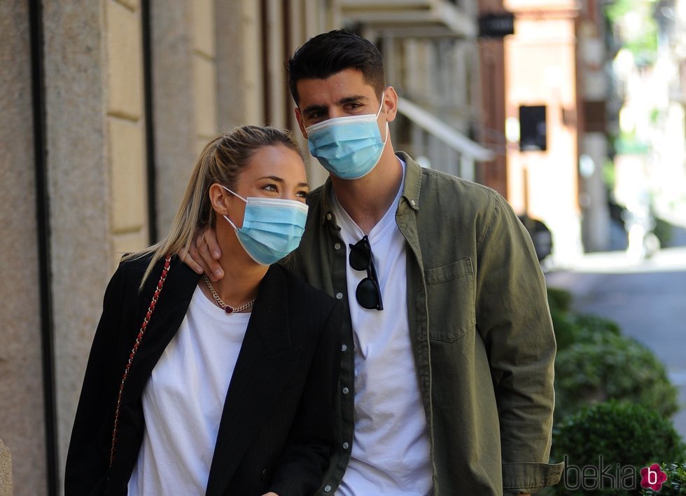 Álvaro Morata y Alice Campello paseando por las calles de Turín