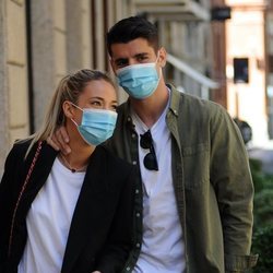 Álvaro Morata y Alice Campello paseando por las calles de Turín