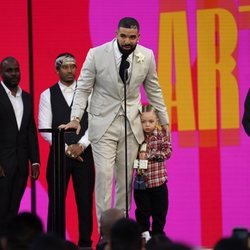 Drake recoge su premio en los Billboard Music Awards 2021 junto a su hijo