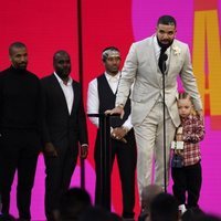 Drake recoge su premio en los Billboard Music Awards 2021 junto a su hijo