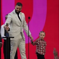 Drake junto a su hijo en los Billboard Music Awards 2021 recogiendo su premio