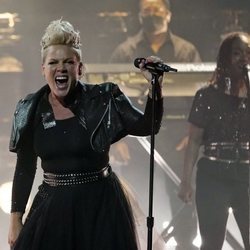 Pink durante su actuación en los Billboard Music Awards 2021