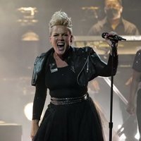 Pink durante su actuación en los Billboard Music Awards 2021