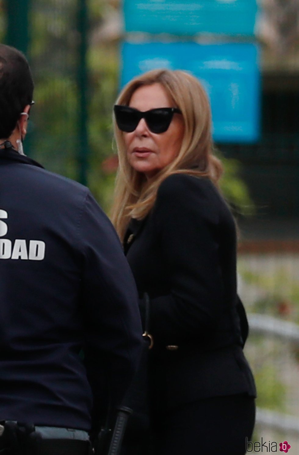 Ana Obregón, muy afectada en el funeral de su madre