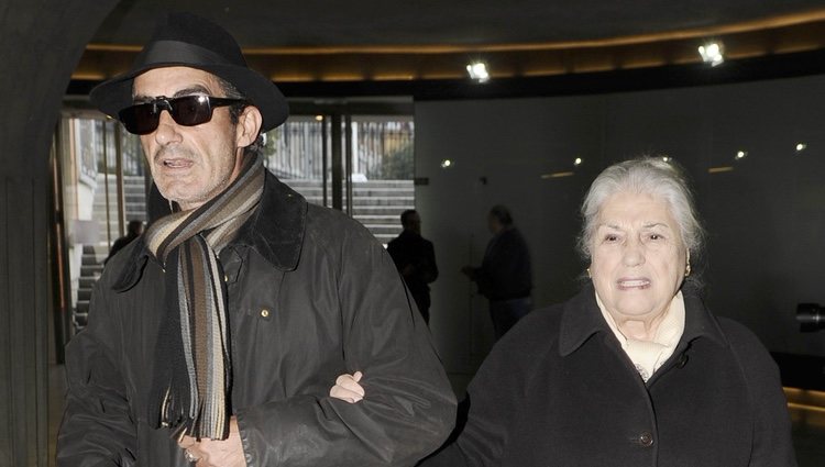 Micky Molina con su madre Ángela Tejedor en el funeral de Tony Leblanc