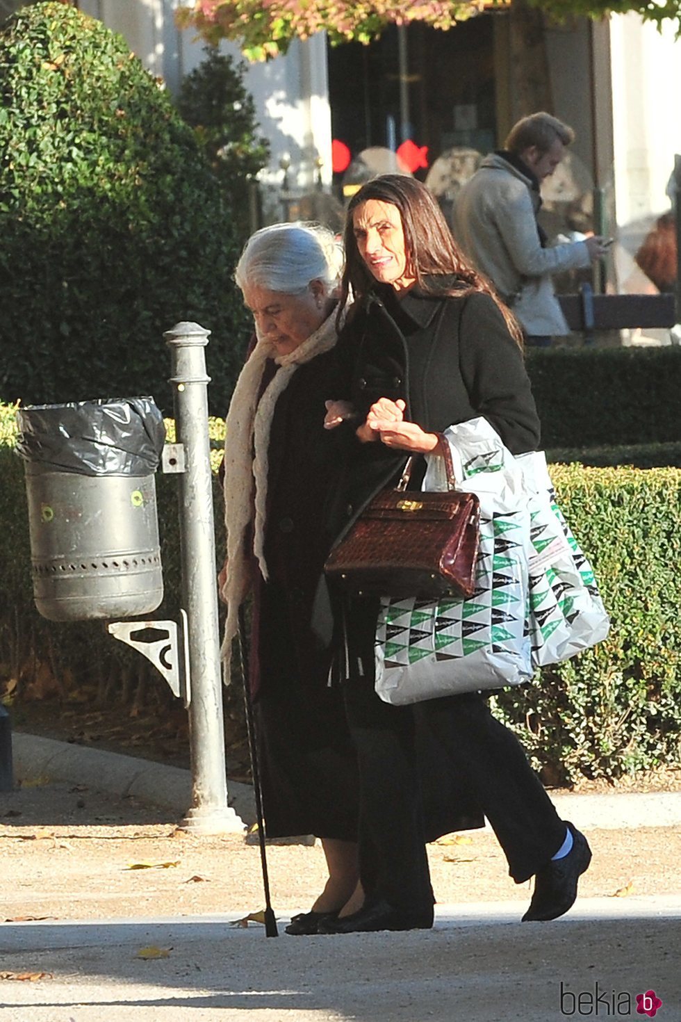 Ángela Molina con su madre Ángela Tejedor dando un paseo por Madrid