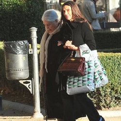 Ángela Molina con su madre Ángela Tejedor dando un paseo por Madrid